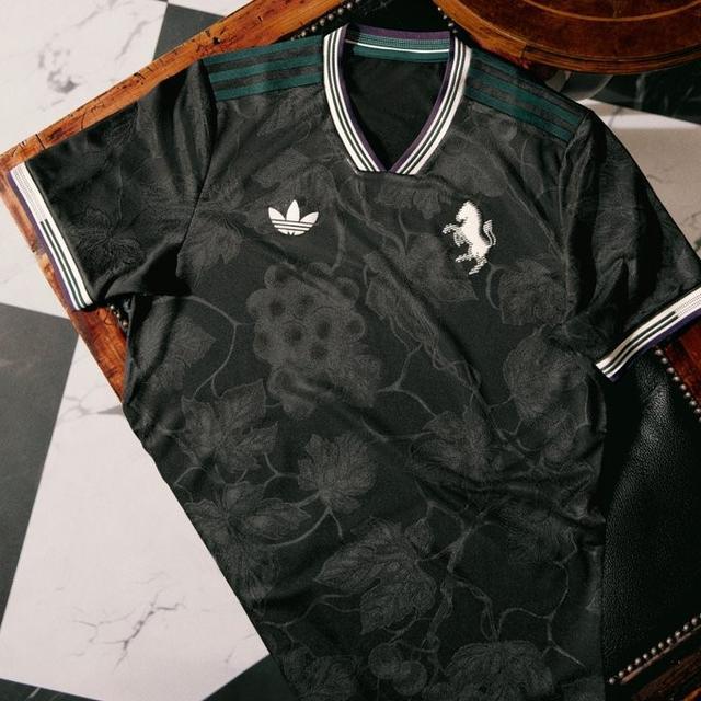 开云体育下载入口-尤文发布新款二客球衣：黑色+深绿色设计，图案灵感源自葡萄