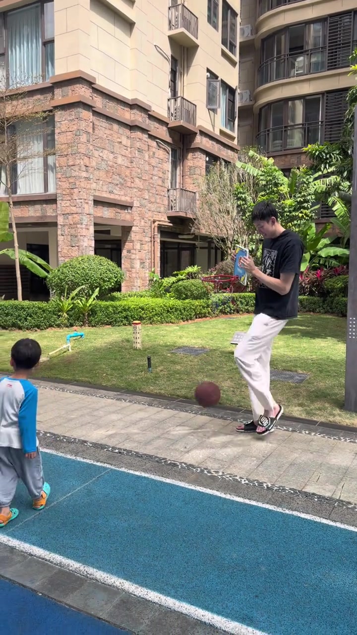 开云体育下载网址-放假陪伴家人！周琦与儿子打篮球：涂涂的人形篮筐