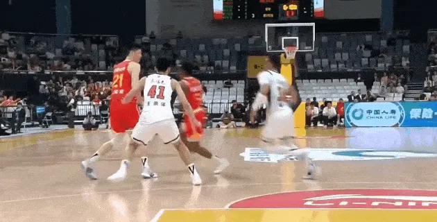 开云体育下载网页版-一打五！小巴里-布朗先过掉两人，再迎着三人防守高难度拉杆打进